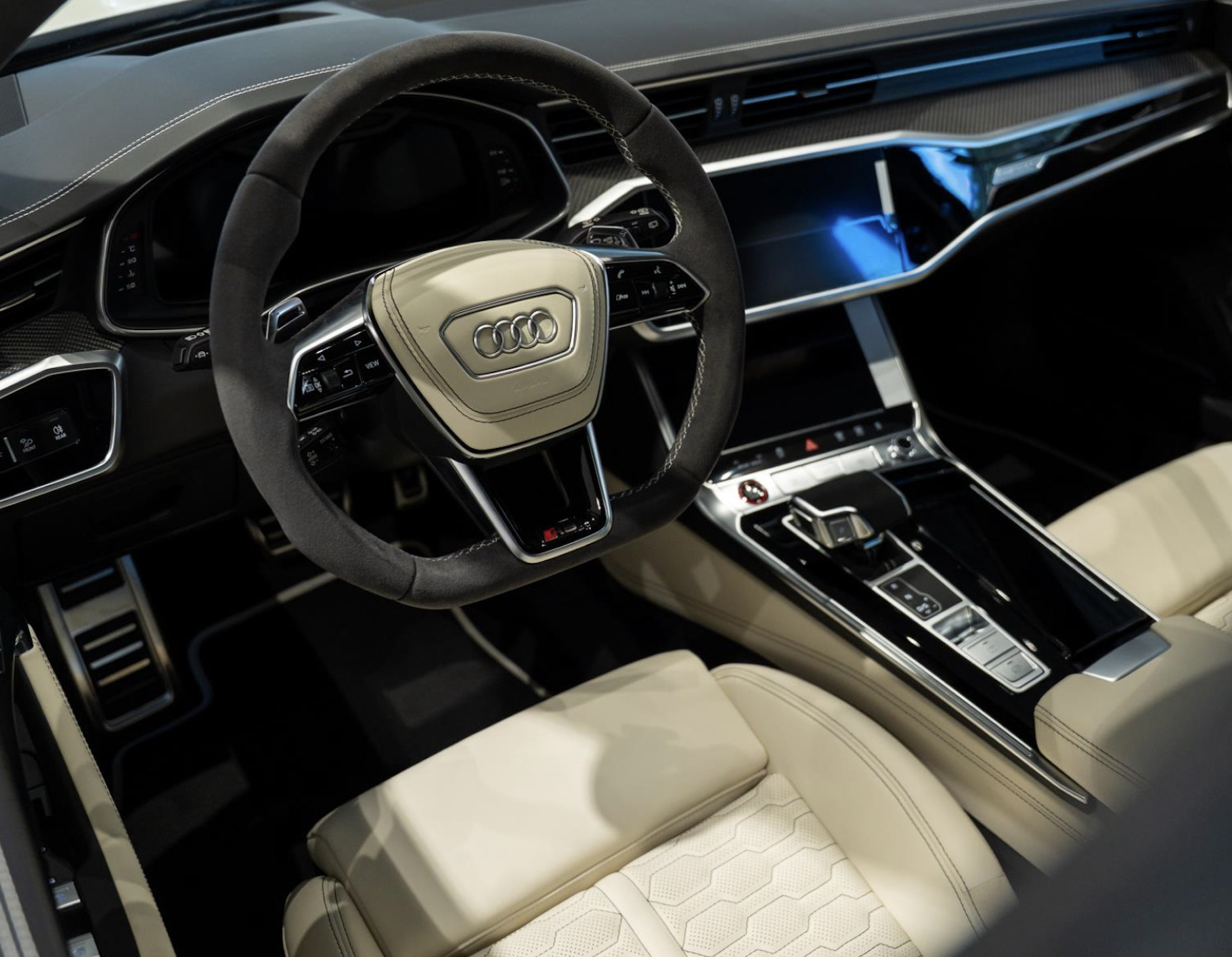 AUDI RS6 AVANT PERFORMANCE | EXCLUSIVE | SKLADEM | NOVÉ AUTO | V8 BITURBO 630 KONÍ | BÍLÁ METALÍZA AMALFI EXCLUSIVE | BÍLÁ KŮŽE | KARBON | PLNÁ VÝBAVA | VIP SLEVA | IHNED K PŘEDÁNÍ | ČESKÉ AUTO | NÁKUP ONLINE | AUTOiBUY.com